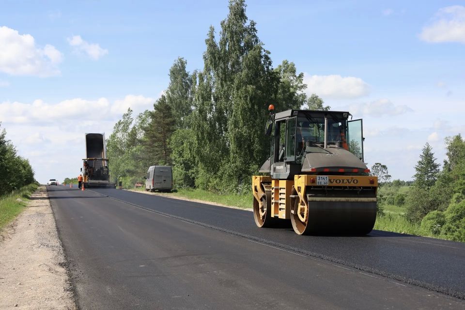 На трассе Остров – Вышгородок – граница с Латвийской Республикой ремонтируют сразу два участка На трассе Остров – Вышгородок – граница с Латвийской Республикой ремонтируют сразу два участка