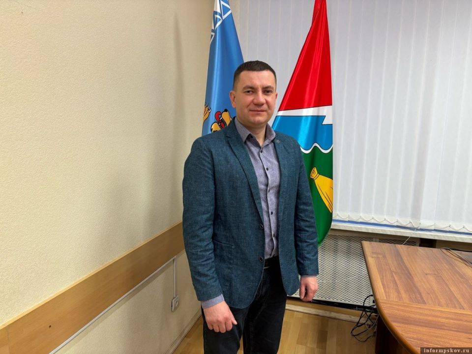 Глава Дедовичского муниципального округа Руслан Ахтямов станет гостем программы «Оглавление» на радиостанции «Серебряный дождь» в Пскове (88.3 FM) во вторник, 9 июня