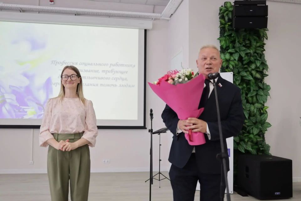 8 июня на базе ГБУСО «Социальный городок» состоялось торжественное мероприятие, посвященное Дню социального работника 8 июня на базе ГБУСО «Социальный городок» состоялось торжественное мероприятие, посвященное Дню социального работника