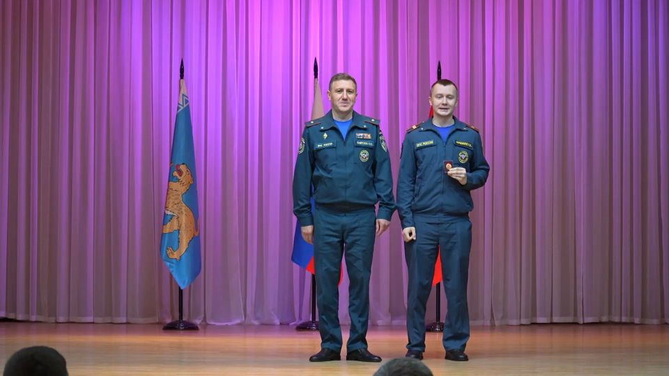 В преддверии Дня России в Великих Луках наградили спасателей В преддверии Дня России в Великих Луках наградили спасателей