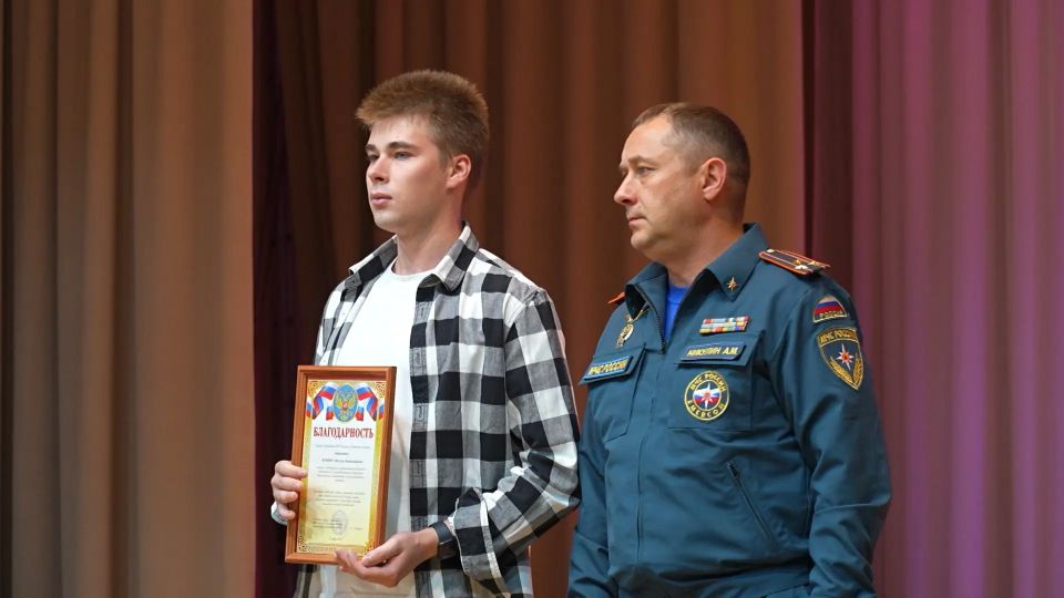 В преддверии Дня России в Великих Луках наградили спасателей В преддверии Дня России в Великих Луках наградили спасателей