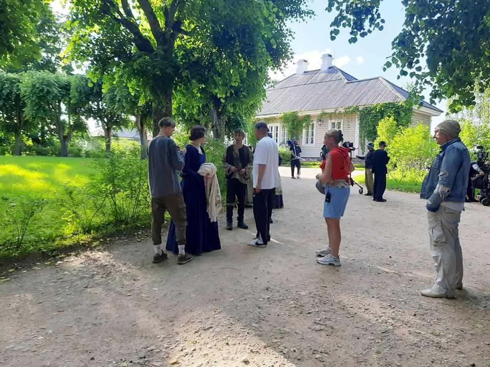В Государственном музее-заповеднике А. С. Пушкина «Михайловское» завершился очередной этап работы над новой экранизацией «Капитанской дочки» В Государственном музее-заповеднике А. С. Пушкина «Михайловское» завершился очередной этап работы над новой экранизацией «Капитанской дочки»