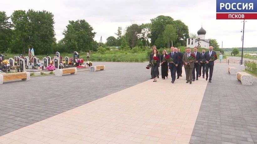 Сенаторы и правительство Псковской области возложили цветы к мемориалу в Выбутах