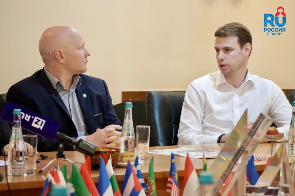 Глава Россотрудничества встретился с переселенцами из недружественных стран накануне Дня России Глава Россотрудничества встретился с переселенцами из недружественных стран накануне Дня России