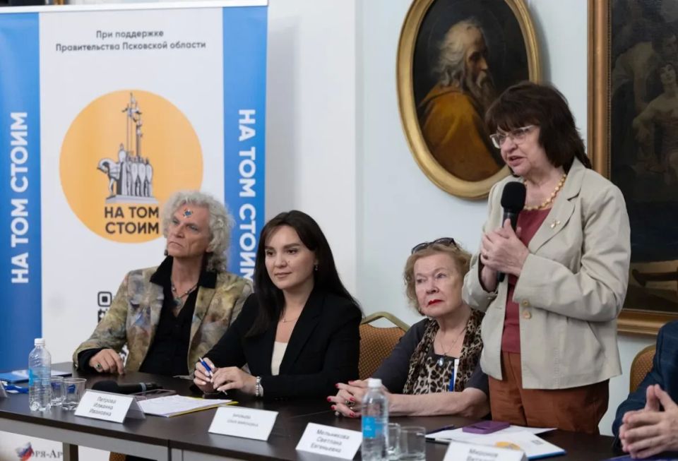 В Пскове начал свою работу международный форум в поддержку российской истории и культуры «На том стоим» В Пскове начал свою работу международный форум в поддержку российской истории и культуры «На том стоим»