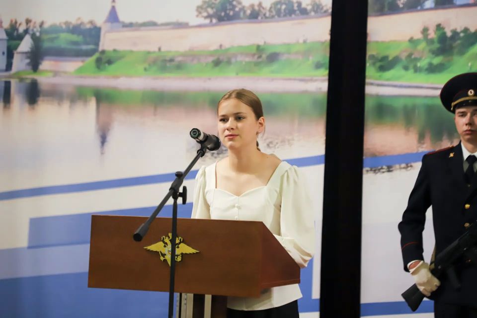Псковским полицейским вручили награды, а подросткам – паспорта! Псковским полицейским вручили награды, а подросткам – паспорта!