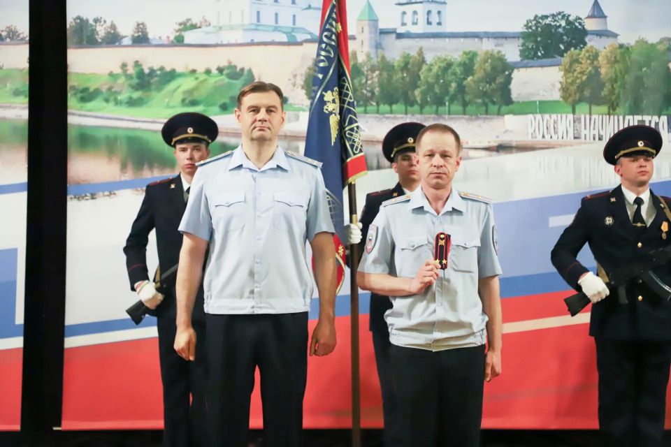 Псковским полицейским вручили награды, а подросткам – паспорта! Псковским полицейским вручили награды, а подросткам – паспорта!