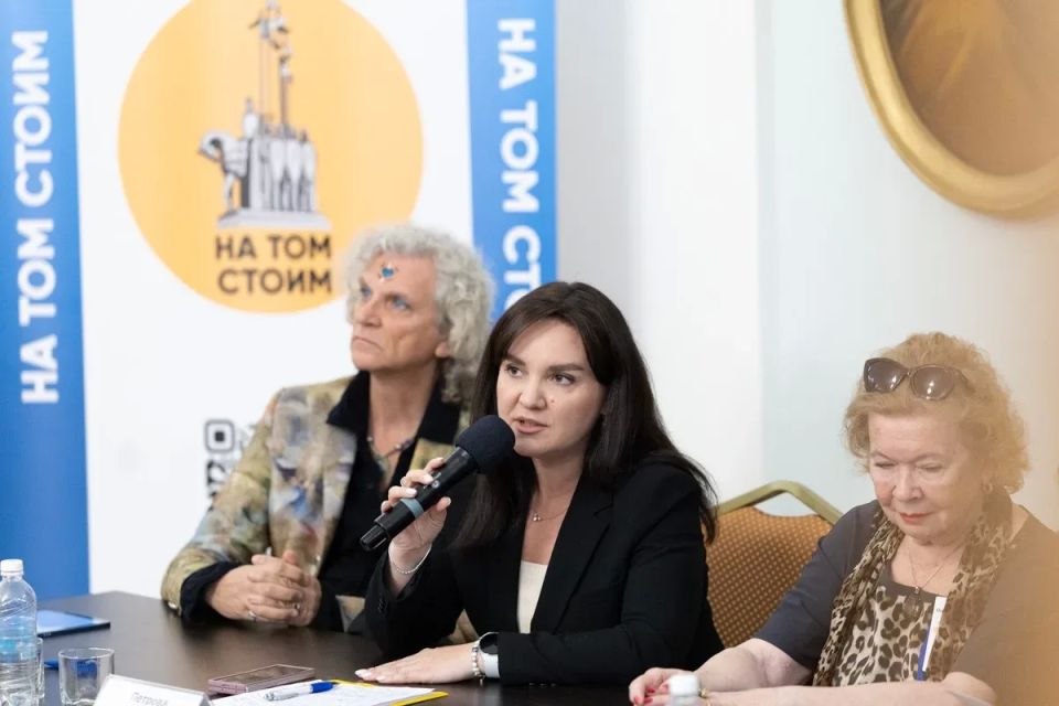 В Пскове начал свою работу международный форум в поддержку российской истории и культуры «На том стоим» В Пскове начал свою работу международный форум в поддержку российской истории и культуры «На том стоим»