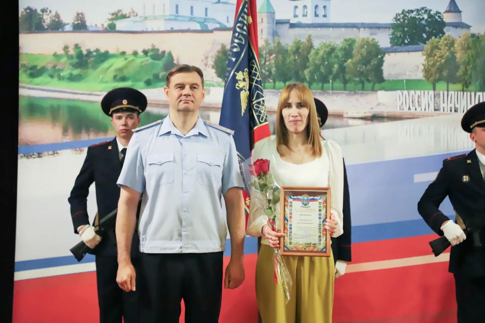 Псковским полицейским вручили награды, а подросткам – паспорта! Псковским полицейским вручили награды, а подросткам – паспорта!