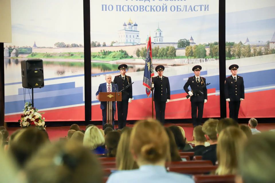 Псковским полицейским вручили награды, а подросткам – паспорта! Псковским полицейским вручили награды, а подросткам – паспорта!