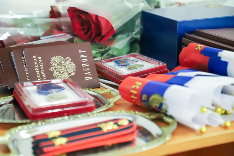 Псковским полицейским вручили награды, а подросткам – паспорта! Псковским полицейским вручили награды, а подросткам – паспорта!