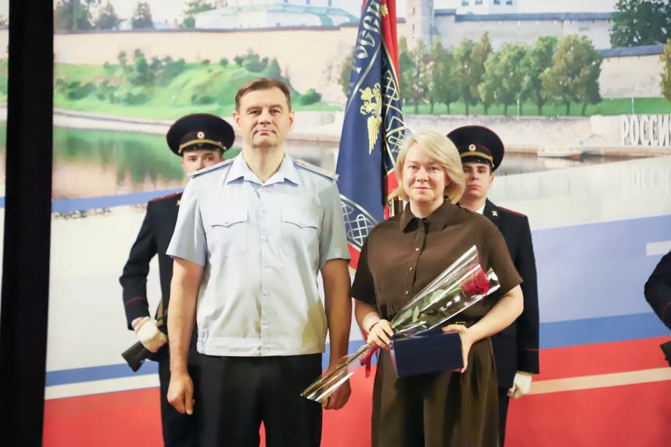 Псковским полицейским вручили награды, а подросткам – паспорта! Псковским полицейским вручили награды, а подросткам – паспорта!