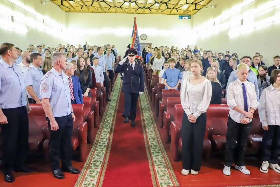 Псковским полицейским вручили награды, а подросткам – паспорта! Псковским полицейским вручили награды, а подросткам – паспорта!