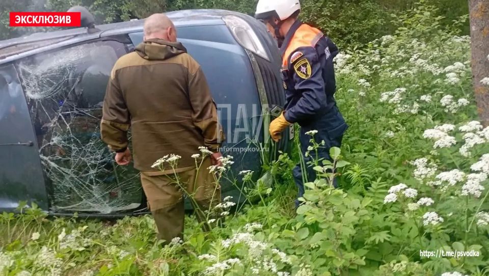 В Псковском районе, у деревни Череха, на 295-м километре трассы Р-23, водитель автомобиля Renault Logan не справился с управлением, допустил съезд в кювет и опрокидывание В Псковском районе, у деревни Череха, на 295-м километре трассы Р-23, водитель автомобиля Renault Logan не справился с управлением, допустил съезд в кювет и опрокидывание