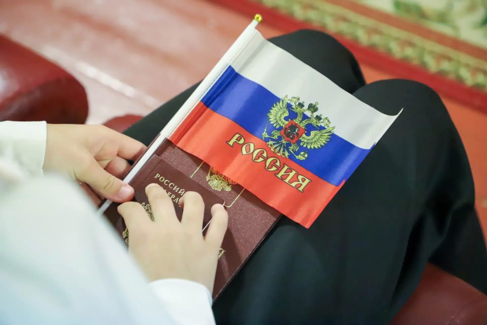 Псковским полицейским вручили награды, а подросткам – паспорта! Псковским полицейским вручили награды, а подросткам – паспорта!