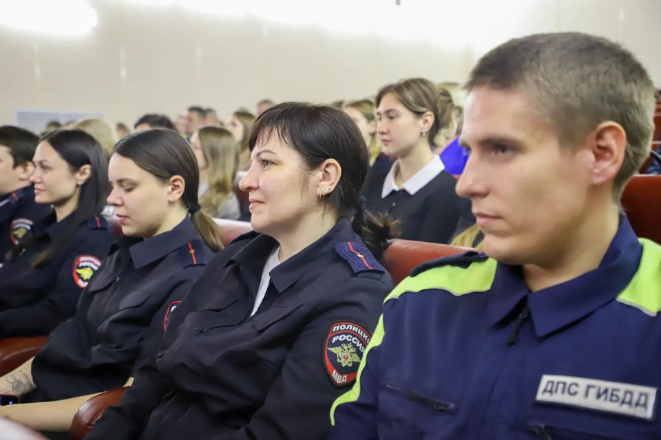 Псковским полицейским вручили награды, а подросткам – паспорта! Псковским полицейским вручили награды, а подросткам – паспорта!