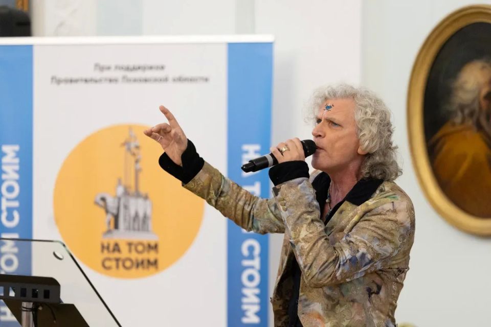 В Пскове начал свою работу международный форум в поддержку российской истории и культуры «На том стоим» В Пскове начал свою работу международный форум в поддержку российской истории и культуры «На том стоим»