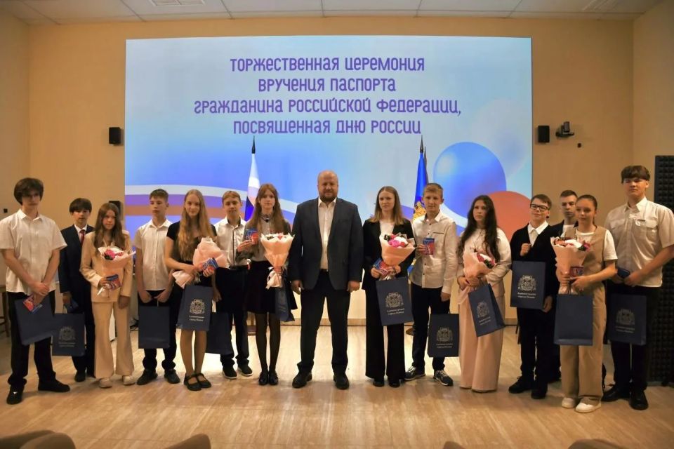 Глава Пскова вручил паспорта юным горожанам