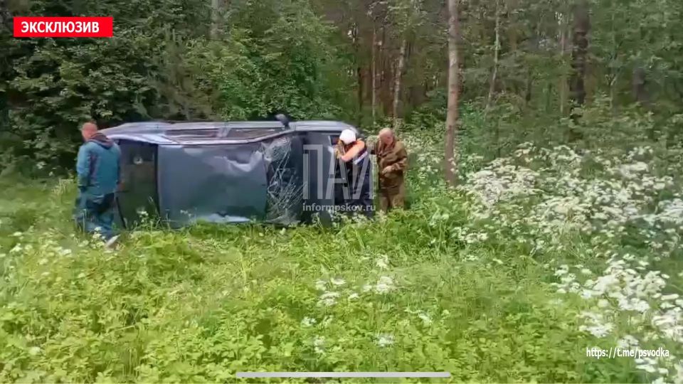 В Псковском районе, у деревни Череха, на 295-м километре трассы Р-23, водитель автомобиля Renault Logan не справился с управлением, допустил съезд в кювет и опрокидывание В Псковском районе, у деревни Череха, на 295-м километре трассы Р-23, водитель автомобиля Renault Logan не справился с управлением, допустил съезд в кювет и опрокидывание