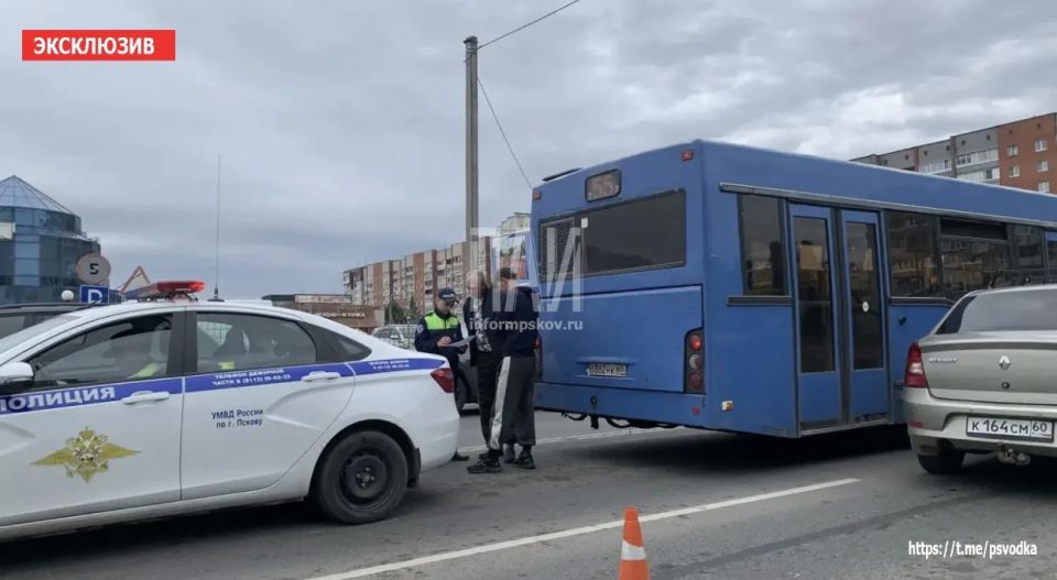 В Пскове, на улице Коммунальной, у дома №42, произошло столкновение рейсового автобуса №55 и автомобиля Renault Logan В Пскове, на улице Коммунальной, у дома №42, произошло столкновение рейсового автобуса №55 и автомобиля Renault Logan