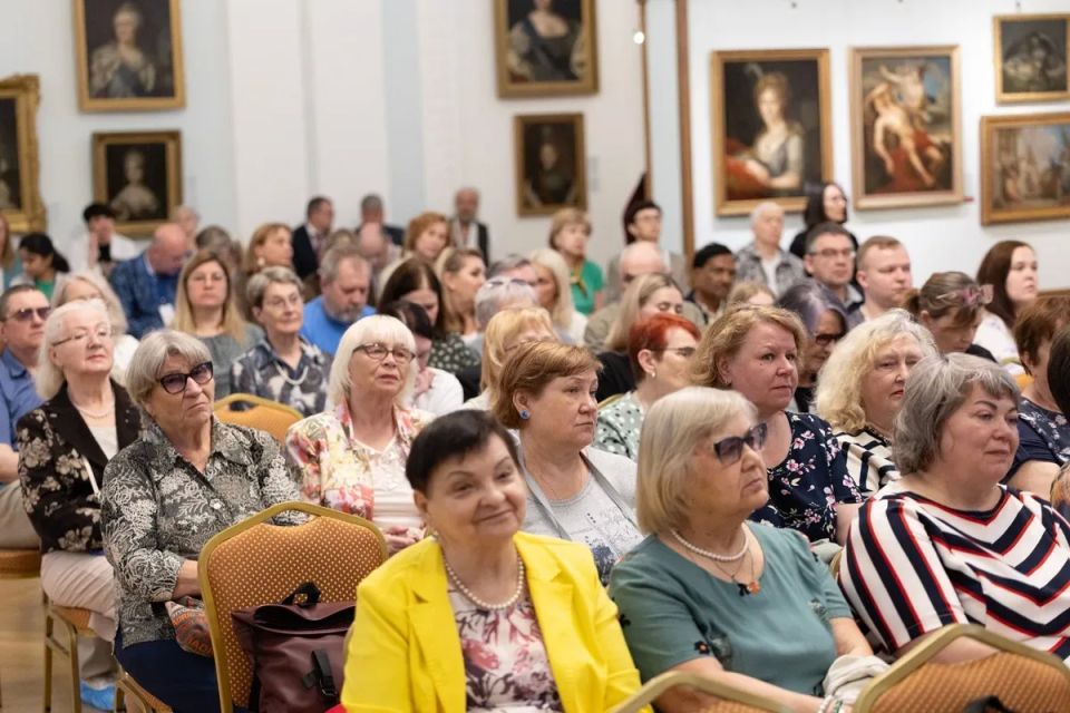 В Пскове начал свою работу международный форум в поддержку российской истории и культуры «На том стоим» В Пскове начал свою работу международный форум в поддержку российской истории и культуры «На том стоим»