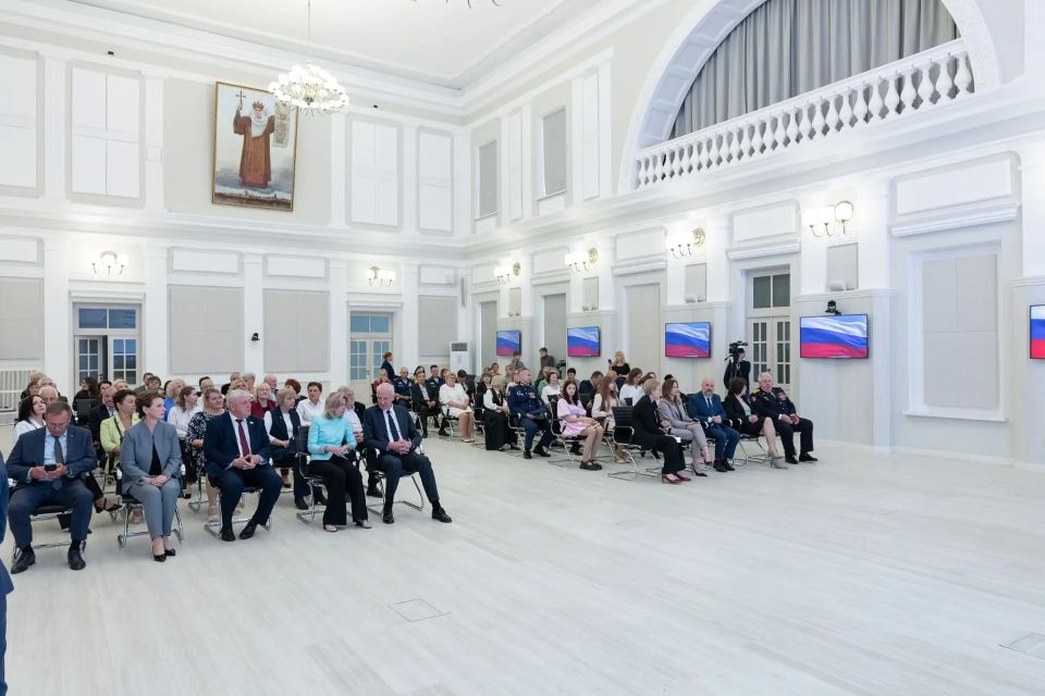 Торжественная церемония вручения федеральных и региональных наград прошла в правительстве Псковской области Торжественная церемония вручения федеральных и региональных наград прошла в правительстве Псковской области