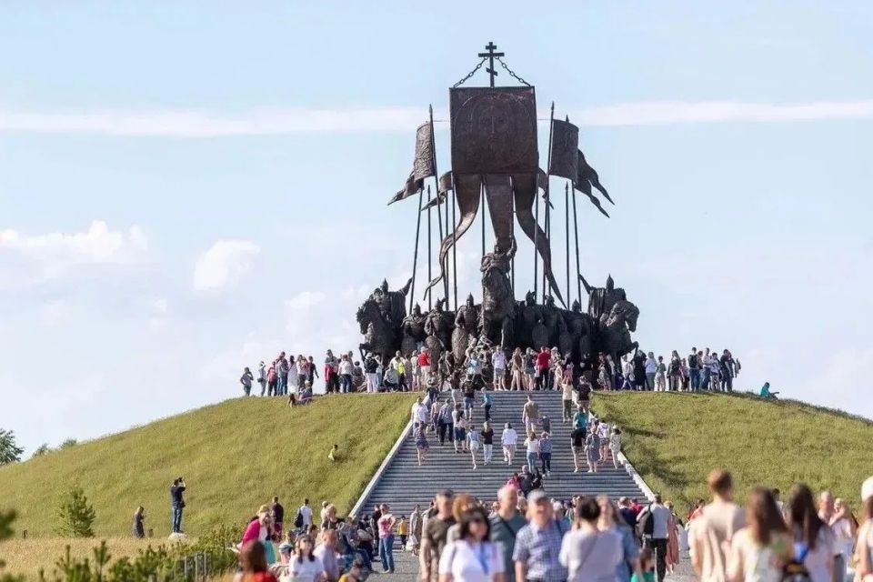 Губернатор Михаил Ведерников поздравил жителей Псковской области с Днем России Губернатор Михаил Ведерников поздравил жителей Псковской области с Днем России