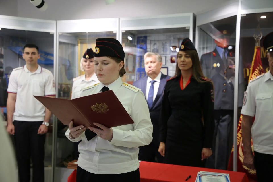 Псковские полицейские приняли присягу в День России Псковские полицейские приняли присягу в День России