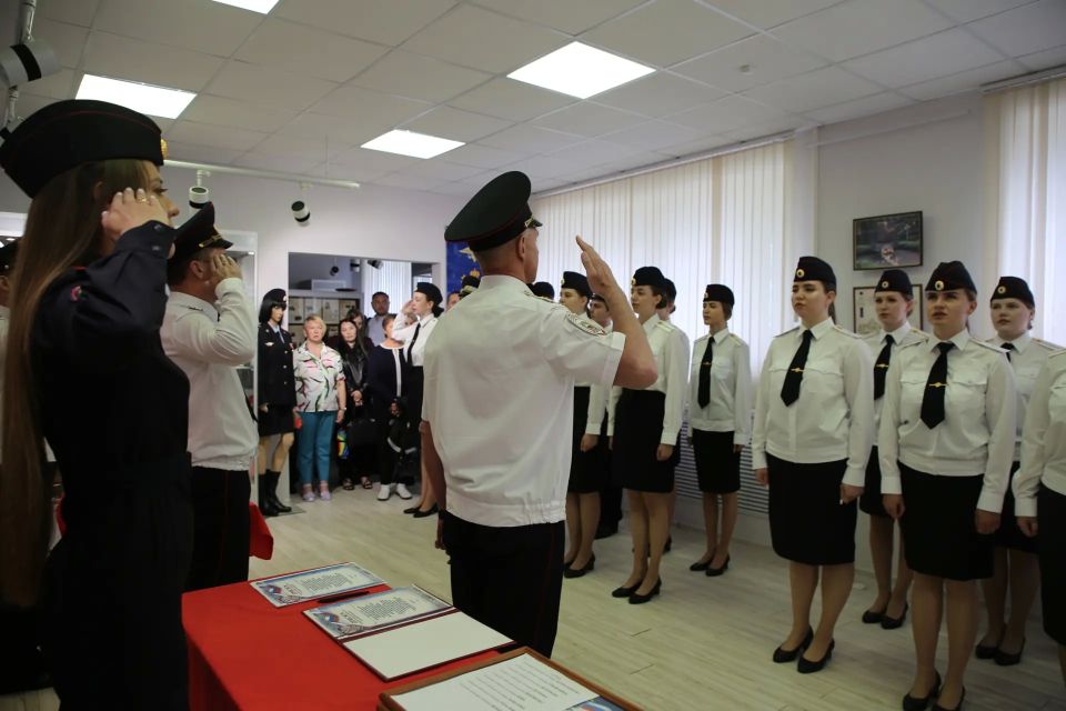 Псковские полицейские приняли присягу в День России Псковские полицейские приняли присягу в День России