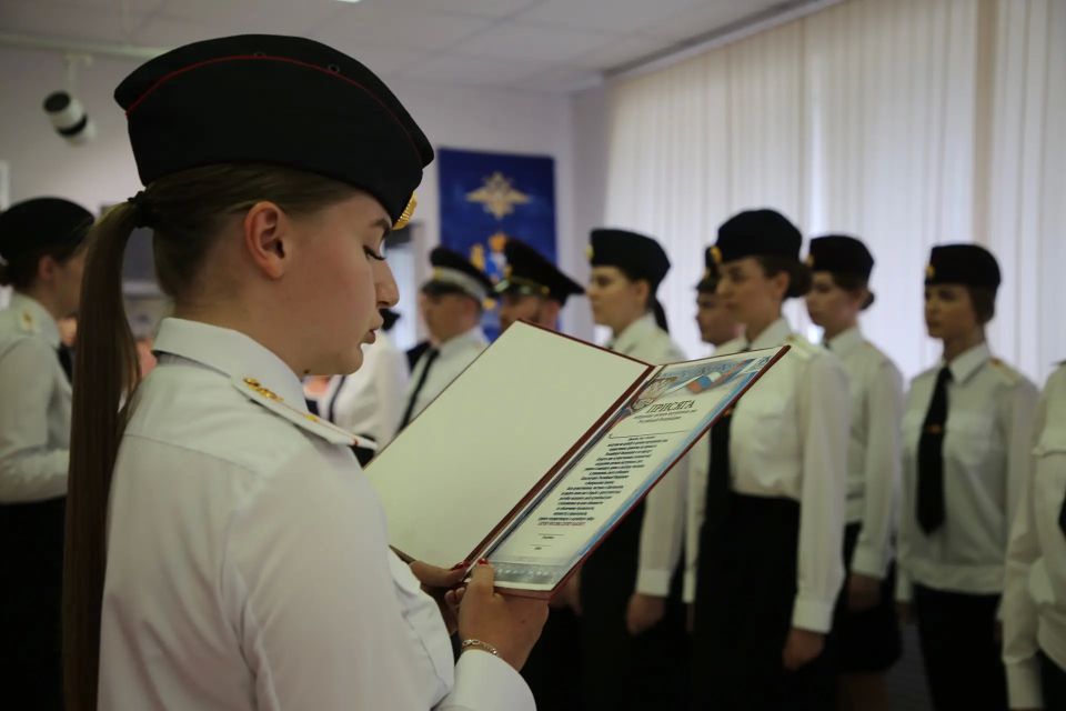 Псковские полицейские приняли присягу в День России Псковские полицейские приняли присягу в День России
