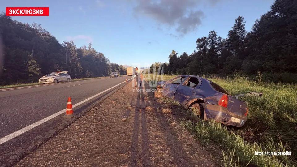 В Пустошкинском районе, на 467-м километре трассы Санкт-Петербург — Киев, между городом Пустошкой и деревней Заречье, водитель автомобиля Renault Logan не справился с управлением, съехал в кювет с последующим переворотом В Пустошкинском районе, на 467-м километре трассы Санкт-Петербург — Киев, между городом Пустошкой и деревней Заречье, водитель автомобиля Renault Logan не справился с управлением, съехал в кювет с последующим переворотом