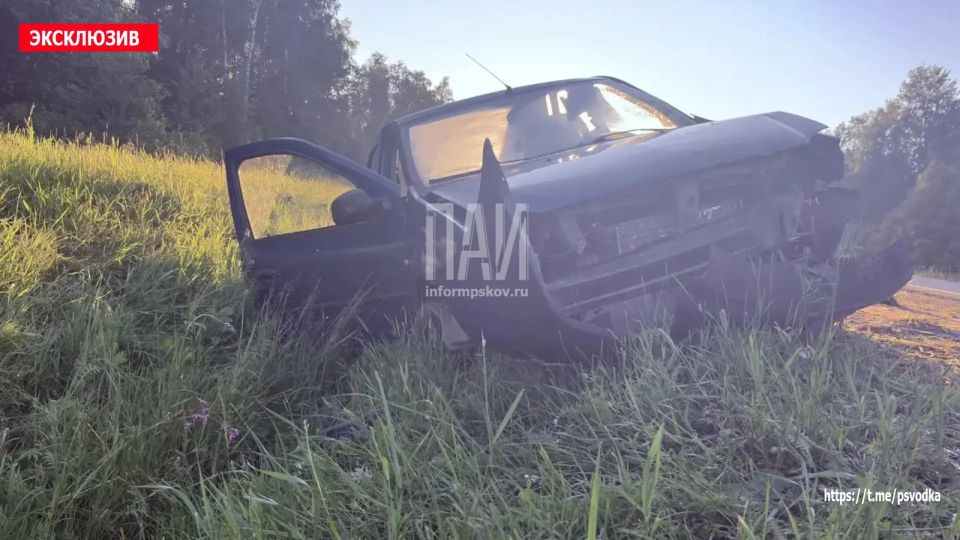 В Пустошкинском районе, на 467-м километре трассы Санкт-Петербург — Киев, между городом Пустошкой и деревней Заречье, водитель автомобиля Renault Logan не справился с управлением, съехал в кювет с последующим переворотом В Пустошкинском районе, на 467-м километре трассы Санкт-Петербург — Киев, между городом Пустошкой и деревней Заречье, водитель автомобиля Renault Logan не справился с управлением, съехал в кювет с последующим переворотом