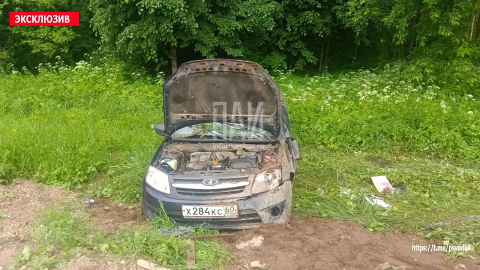 В Псковском районе, у деревни Грядище, водитель автомобиля Lada Granta не справилась с управлением и совершила наезд на мачту освещения В Псковском районе, у деревни Грядище, водитель автомобиля Lada Granta не справилась с управлением и совершила наезд на мачту освещения