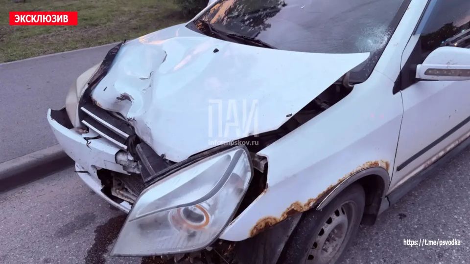 В Пустошке, на улице Октябрьской у дома 53, по словам очевидцев, женщина за рулем автомобиля Geely, поворачивая с главной дороги, не пропустила мотоцикл под управлением подростка В Пустошке, на улице Октябрьской у дома 53, по словам очевидцев, женщина за рулем автомобиля Geely, поворачивая с главной дороги, не пропустила мотоцикл под управлением подростка