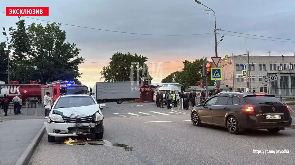 В Пустошке, на улице Октябрьской у дома 53, по словам очевидцев, женщина за рулем автомобиля Geely, поворачивая с главной дороги, не пропустила мотоцикл под управлением подростка В Пустошке, на улице Октябрьской у дома 53, по словам очевидцев, женщина за рулем автомобиля Geely, поворачивая с главной дороги, не пропустила мотоцикл под управлением подростка