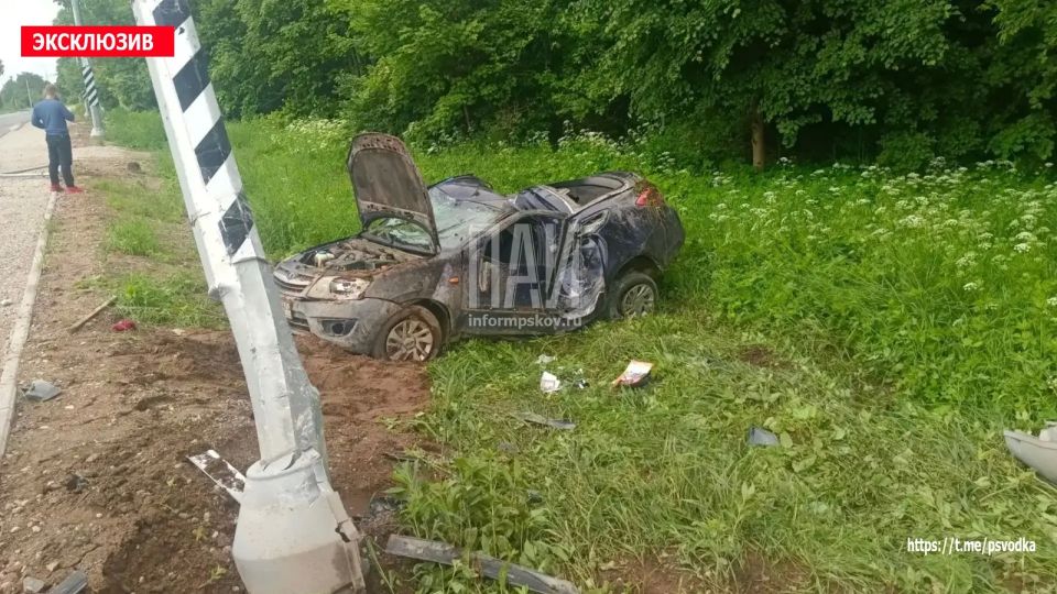 В Псковском районе, у деревни Грядище, водитель автомобиля Lada Granta не справилась с управлением и совершила наезд на мачту освещения В Псковском районе, у деревни Грядище, водитель автомобиля Lada Granta не справилась с управлением и совершила наезд на мачту освещения