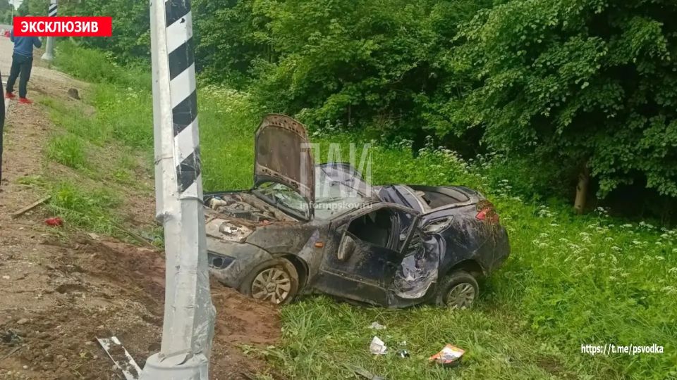 В Псковском районе, у деревни Грядище, водитель автомобиля Lada Granta не справилась с управлением и совершила наезд на мачту освещения В Псковском районе, у деревни Грядище, водитель автомобиля Lada Granta не справилась с управлением и совершила наезд на мачту освещения