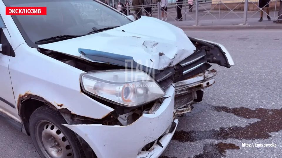 В Пустошке, на улице Октябрьской у дома 53, по словам очевидцев, женщина за рулем автомобиля Geely, поворачивая с главной дороги, не пропустила мотоцикл под управлением подростка В Пустошке, на улице Октябрьской у дома 53, по словам очевидцев, женщина за рулем автомобиля Geely, поворачивая с главной дороги, не пропустила мотоцикл под управлением подростка