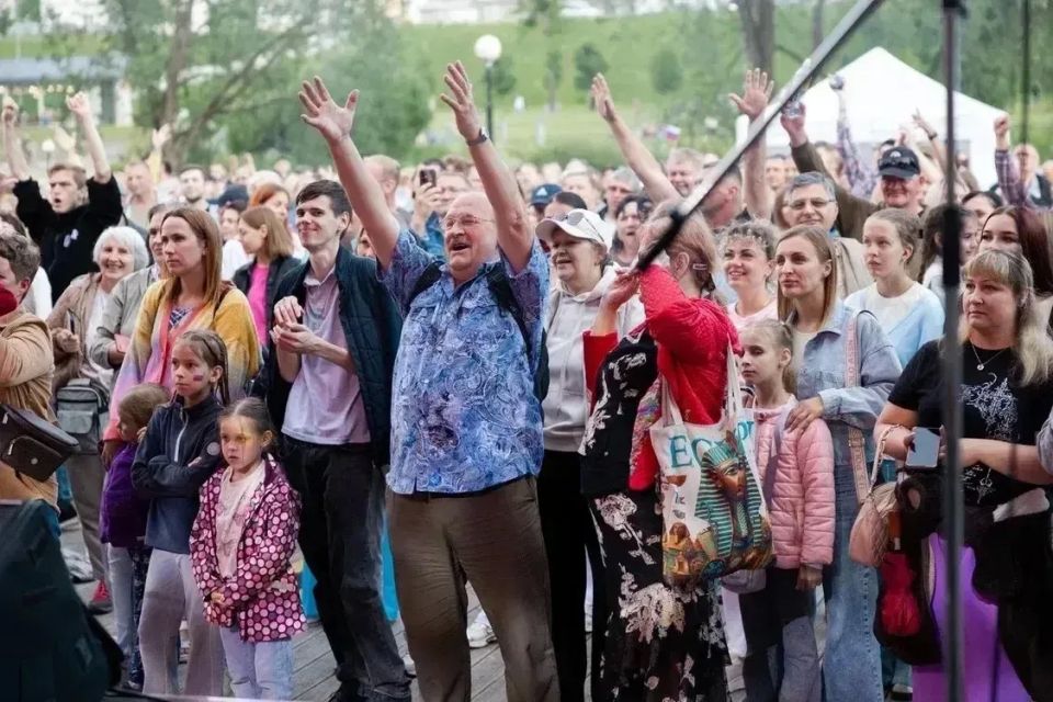 Более 8,5 тысячи горожан и гостей Пскова приняли участие в фестивале «Соцветие культур», который прошёл в День России Более 8,5 тысячи горожан и гостей Пскова приняли участие в фестивале «Соцветие культур», который прошёл в День России
