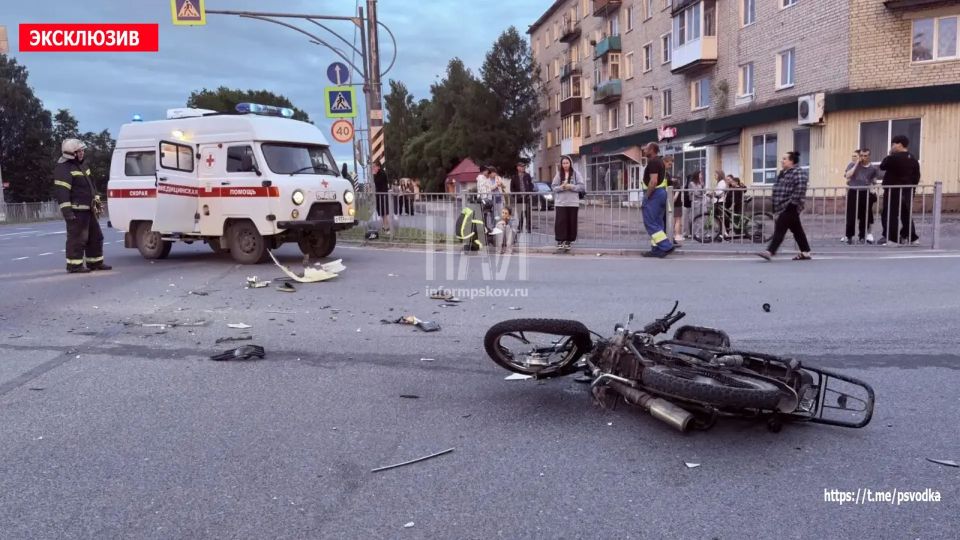 В Пустошке, на улице Октябрьской у дома 53, по словам очевидцев, женщина за рулем автомобиля Geely, поворачивая с главной дороги, не пропустила мотоцикл под управлением подростка В Пустошке, на улице Октябрьской у дома 53, по словам очевидцев, женщина за рулем автомобиля Geely, поворачивая с главной дороги, не пропустила мотоцикл под управлением подростка