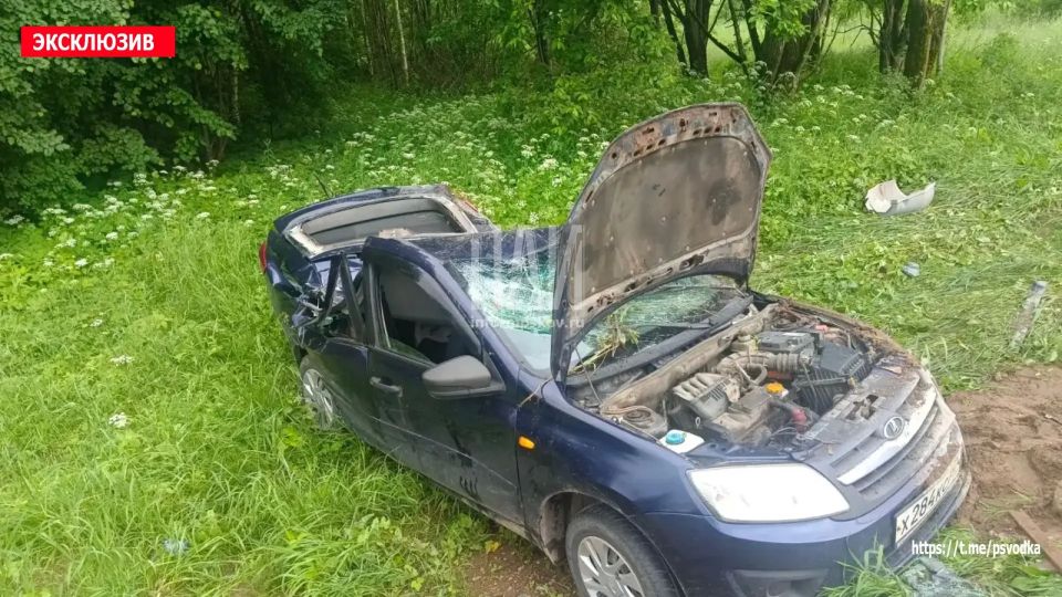 В Псковском районе, у деревни Грядище, водитель автомобиля Lada Granta не справилась с управлением и совершила наезд на мачту освещения В Псковском районе, у деревни Грядище, водитель автомобиля Lada Granta не справилась с управлением и совершила наезд на мачту освещения