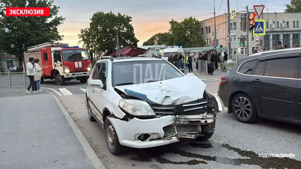 В Пустошке, на улице Октябрьской у дома 53, по словам очевидцев, женщина за рулем автомобиля Geely, поворачивая с главной дороги, не пропустила мотоцикл под управлением подростка В Пустошке, на улице Октябрьской у дома 53, по словам очевидцев, женщина за рулем автомобиля Geely, поворачивая с главной дороги, не пропустила мотоцикл под управлением подростка