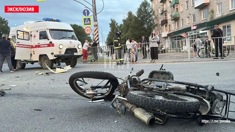 В Пустошке, на улице Октябрьской у дома 53, по словам очевидцев, женщина за рулем автомобиля Geely, поворачивая с главной дороги, не пропустила мотоцикл под управлением подростка В Пустошке, на улице Октябрьской у дома 53, по словам очевидцев, женщина за рулем автомобиля Geely, поворачивая с главной дороги, не пропустила мотоцикл под управлением подростка