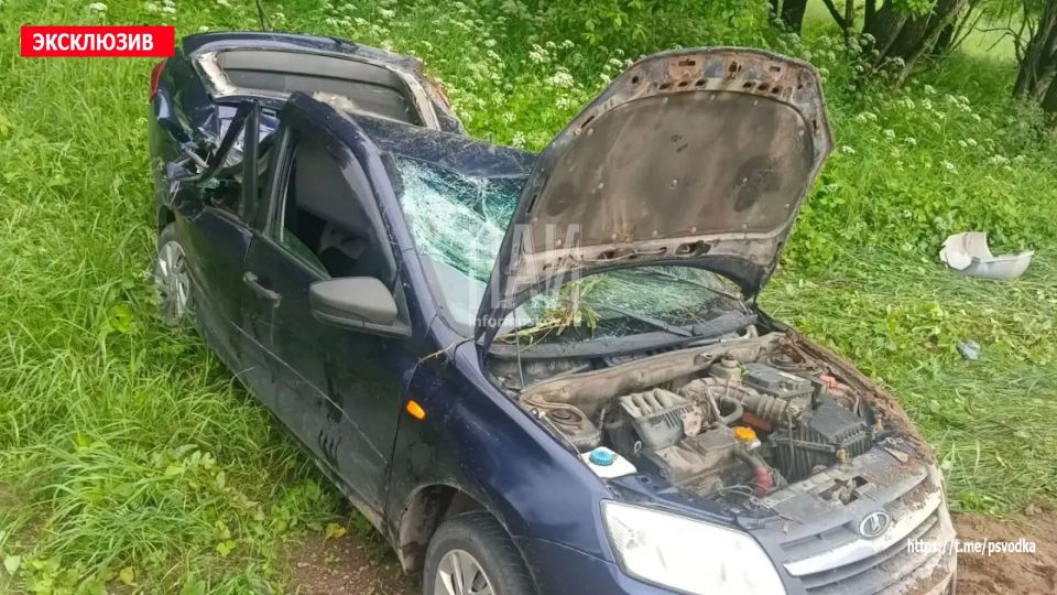 В Псковском районе, у деревни Грядище, водитель автомобиля Lada Granta не справилась с управлением и совершила наезд на мачту освещения В Псковском районе, у деревни Грядище, водитель автомобиля Lada Granta не справилась с управлением и совершила наезд на мачту освещения