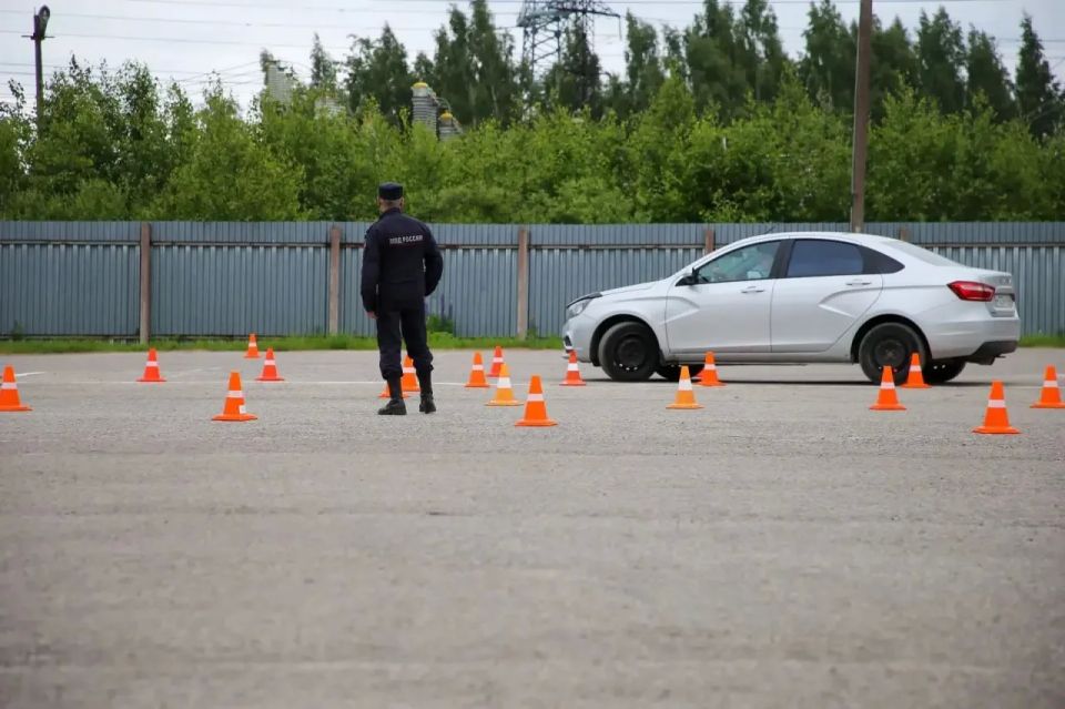 В Пскове состоялись соревнования по автомобильному многоборью среди полицейских В Пскове состоялись соревнования по автомобильному многоборью среди полицейских