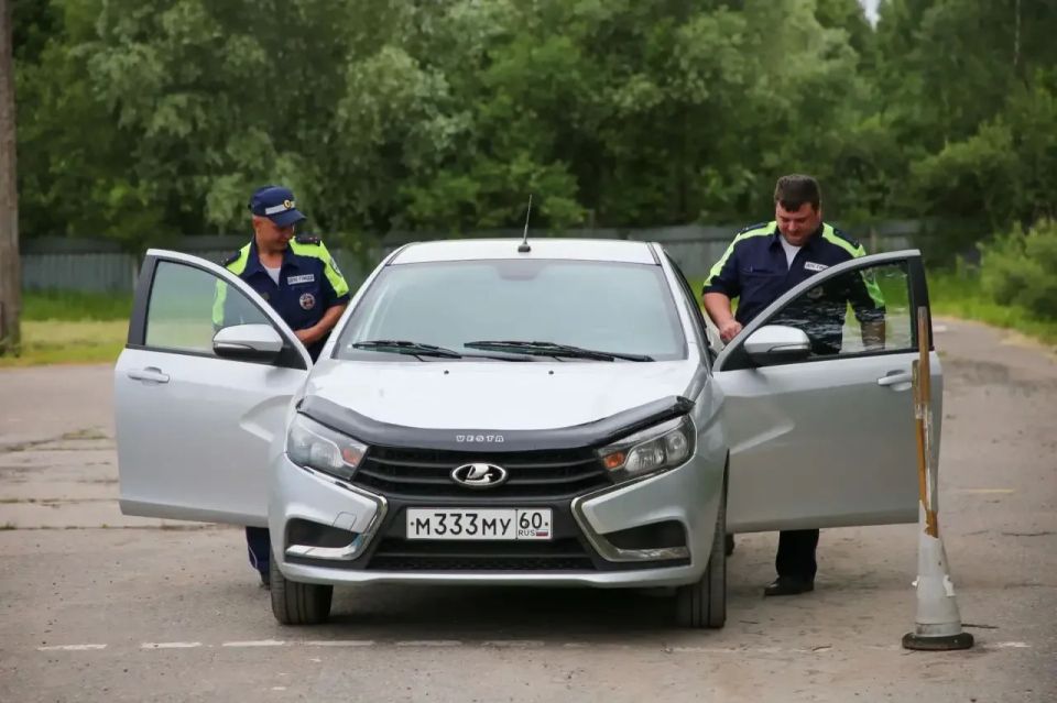 В Пскове состоялись соревнования по автомобильному многоборью среди полицейских