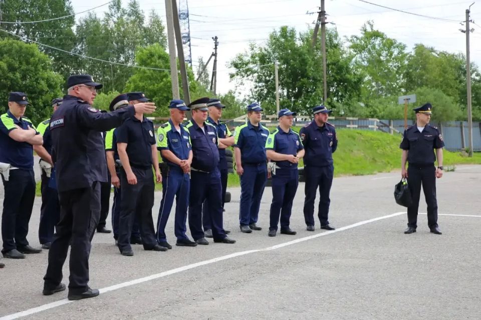 В Пскове состоялись соревнования по автомобильному многоборью среди полицейских В Пскове состоялись соревнования по автомобильному многоборью среди полицейских