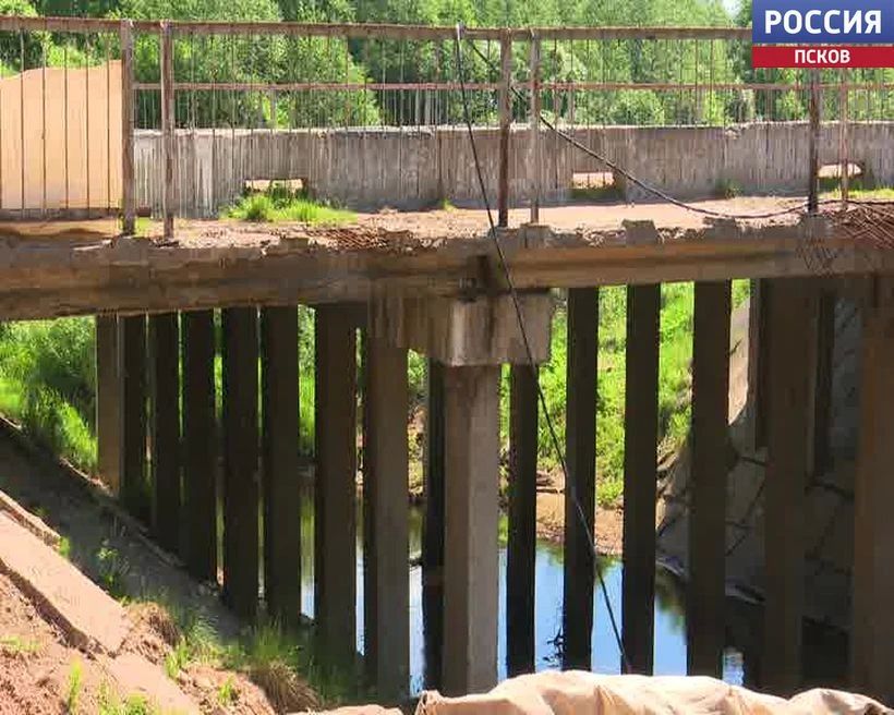 Временный мост через реку Гдовка откроют в конце июня Временный мост через реку Гдовка откроют в конце июня