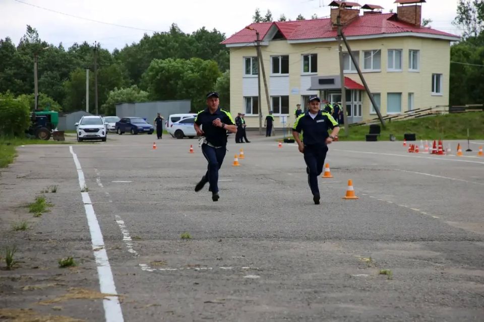 В Пскове состоялись соревнования по автомобильному многоборью среди полицейских В Пскове состоялись соревнования по автомобильному многоборью среди полицейских