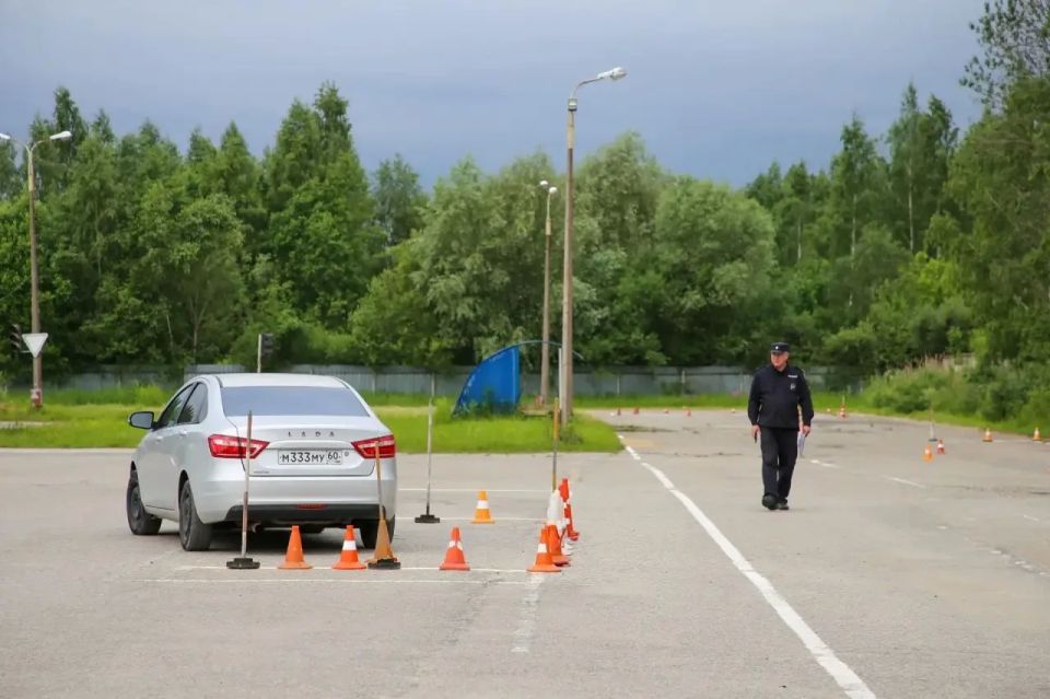 В Пскове состоялись соревнования по автомобильному многоборью среди полицейских В Пскове состоялись соревнования по автомобильному многоборью среди полицейских